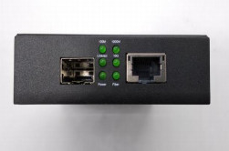 Convertitore multimediale non gestito 10G con porta SFP+ e RJ45