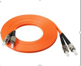 LSZH/PVC/PU Jacket Material FC-ST Patch Cord con stabilità ad alta temperatura e perdita di inserimento ≤0,3dB