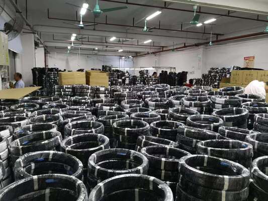 Coda a treccia SC/APC FTTH con cavo drop con fibra G657A1 e guaina LSZH nera per una connettività affidabile