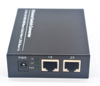 Convertitore multimediale gestito SC a fibra singola 10/100/1000M con 2 porte RJ45 da Base-T a 100 Base-X
