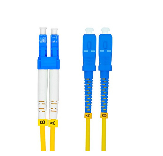 Patchcord in fibra ottica di grado telecomunicazione con perdita < 0,3 dB UPC/APC Color dei connettori blu/bianco lucidante